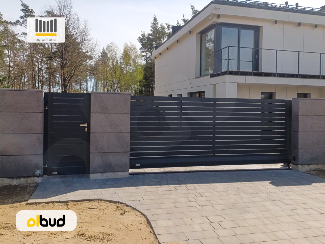 Poziome ogrodzenie aluminiowe w bloczkach z betonu architektonicznego - Chwaszczyno