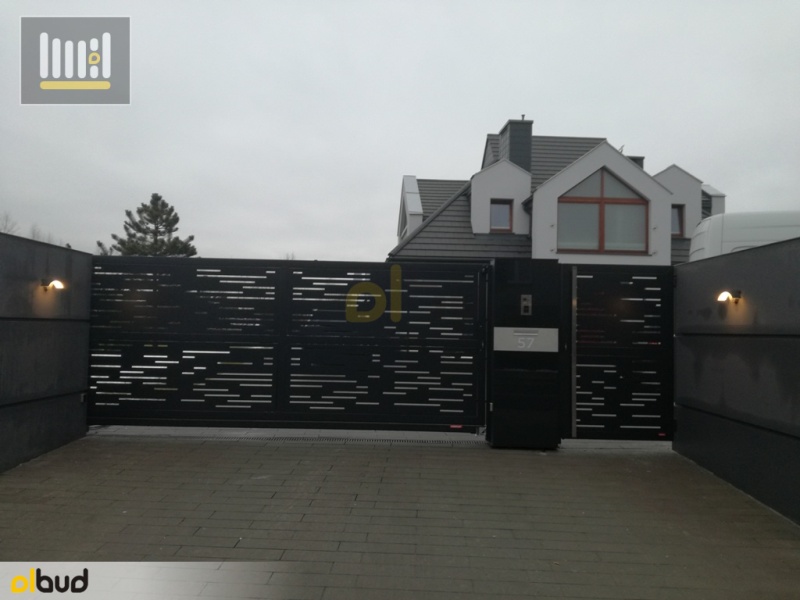 Nowoczesne ogrodzenie frontowe z perforowanej blachy w Sierakowicach