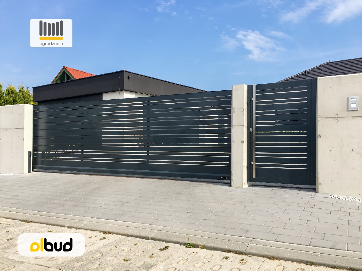 Aluminiowy system ogrodzenia w połączeniu z betonem architektonicznym w Gdańsku