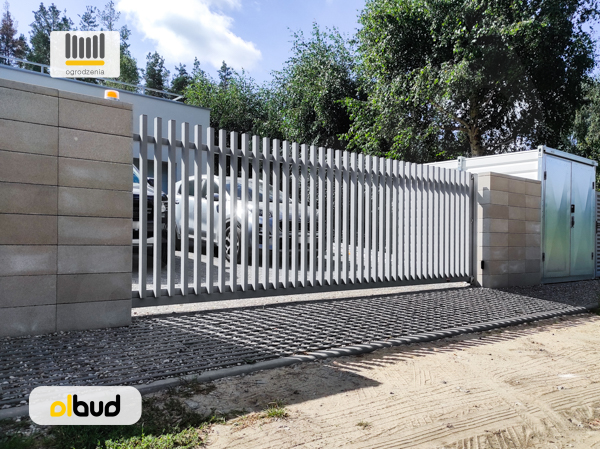 Nowoczesne ogrodzenie pionowe P46 z bloczkami betonowymi