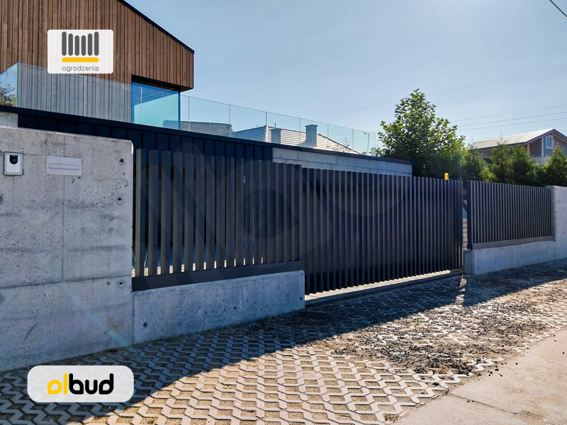 Ogrodzenie grzebieniowe z aluminium - montaż na murze - dostawa i montaż w Gdańsku