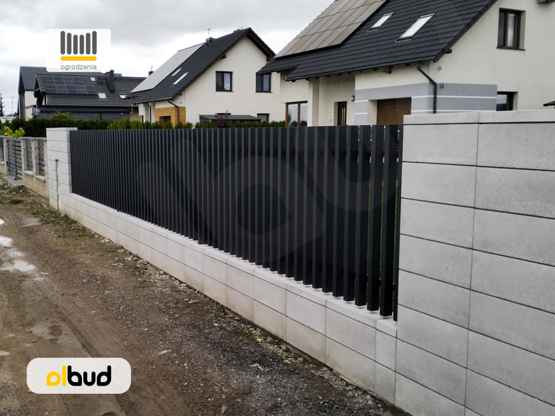 Ogrodzenie pionowe KONSPORT P46 z montażem na murkach z bloczków ogrodzeniowych - Gdańsk